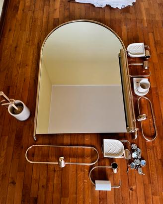 Specchio e set bagno