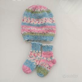 Cappellino e calzini per una bambina neonata