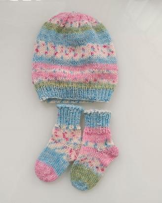 Cappellino e calzini per una bambina neonata