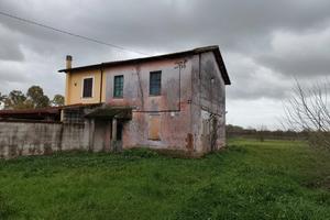 Porzione di casale con terreno a Latina
