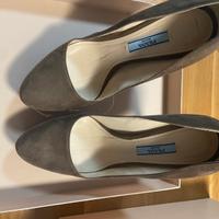 Scarpe con tacco in camoscio Prada
