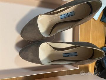 Scarpe con tacco in camoscio Prada