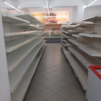 scaffali negozio - A.F..F.A.R.E. 80 € al mt 