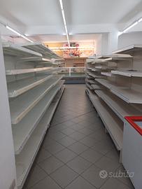 scaffali negozio - A.F..F.A.R.E. 80 € al mt 