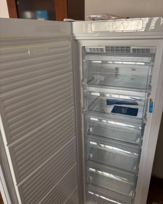 Congelatore verticale Indesit a colonna bianco