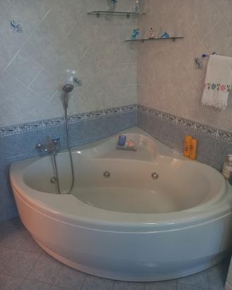 vasca da bagno idromassaggio e Mobiletto da bagno