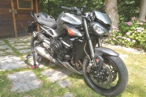Triumph Street Triple 765 RS con Borse Laterali