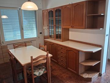 Sala da pranzo in legno con frigorifero