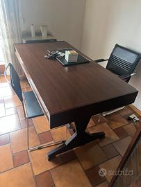 Scrivania e poltroncina i