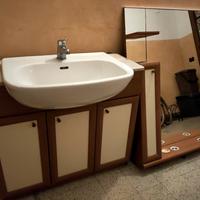 Mobiletto bagno con specchiera e lavello