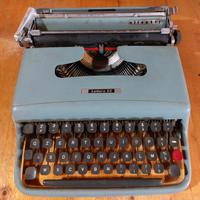 Macchina da scrivere Olivetti Lettera 22