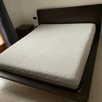 Letto matrimoniale e comodini