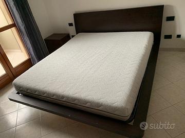 Letto matrimoniale e comodini