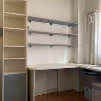 Scrivania e libreria