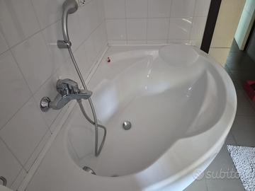 Elegante vasca da bagno salvaspazio a vela