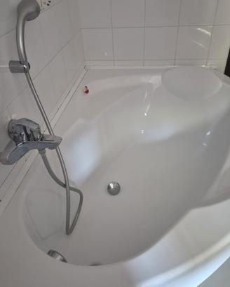 Elegante vasca da bagno salvaspazio a vela
