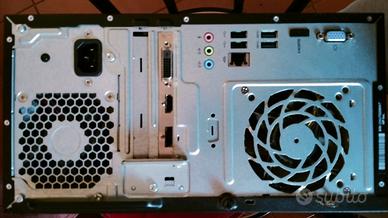  PC fisso HP con casse, webcam, tastiera e maus