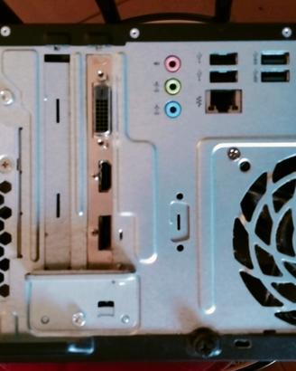  PC fisso HP con casse, webcam, tastiera e maus