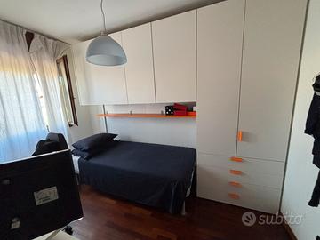 Camera da letto con armadio e scrivania