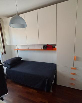 Camera da letto con armadio e scrivania