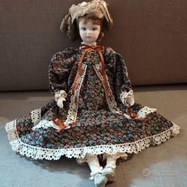 Bambola in porcellana di Capodimonte Tris di Re.