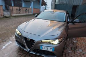 Alfa Romeo Giulia 2.2 diesel 180cv  at8
