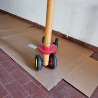 monopattino in legno Vilac