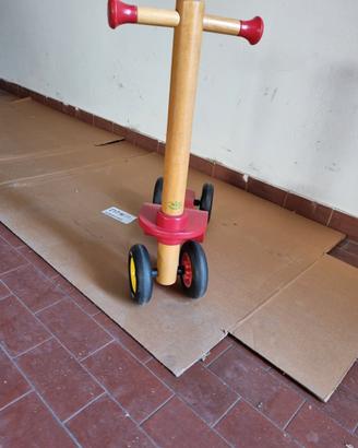 monopattino in legno Vilac
