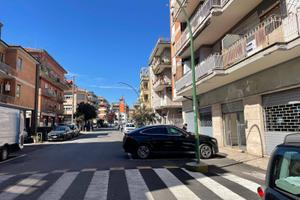 Locale commerciale via Consolare Latina