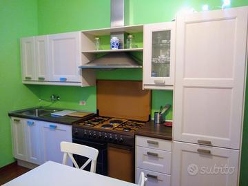 Cucina con elettrodomestici praticamente nuovi