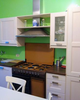 Cucina con elettrodomestici praticamente nuovi