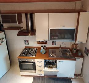 Cucina completa con elettrodomestici
