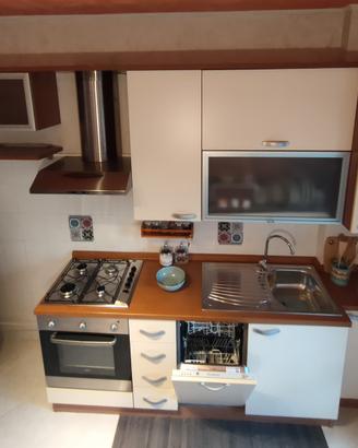 Cucina completa con elettrodomestici