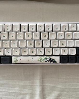 Keyboard EPOMAKER Skylong GK61 with panda keycaps