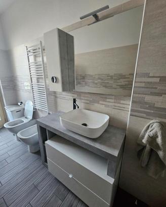 mobile bagno Amburgo semi nuovo