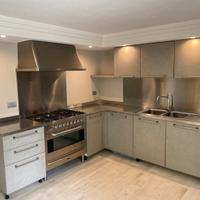 Cucina con piano in acciaio inox