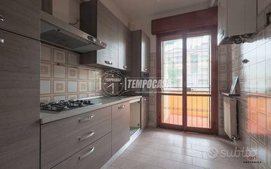 APPARTAMENTO CON 3 CAMERE DA LETTO E 2 BAGNI IN ZO