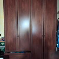 armadio in legno con cassetti