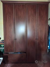 armadio in legno con cassetti