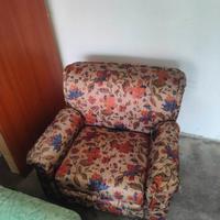 Divano poltrona materasso e lampadari 