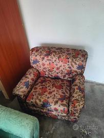 Divano poltrona materasso e lampadari 