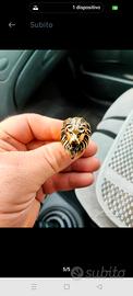 anello testa di leone in acciaio colore oro 