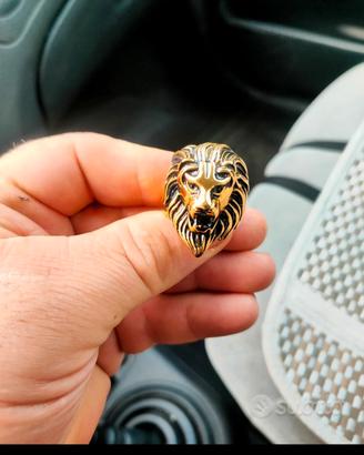 anello testa di leone in acciaio colore oro 