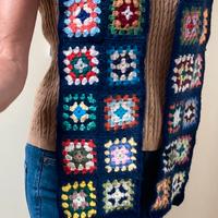 Sciarpa in lana lavorata all’uncinetto