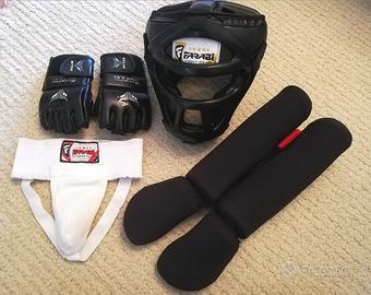 casco guanti paratibie protezioni arti marziali
