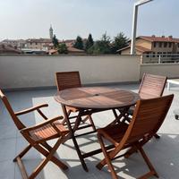 Tavolo e sedie da giardino