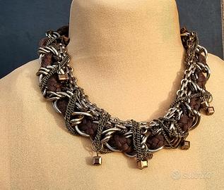 Collana intrecciata con catene e clip
