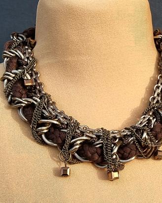 Collana intrecciata con catene e clip