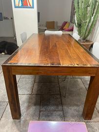 Tavolo in legno massiccio