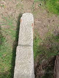 Coppia antichi paracarri in granito bianco